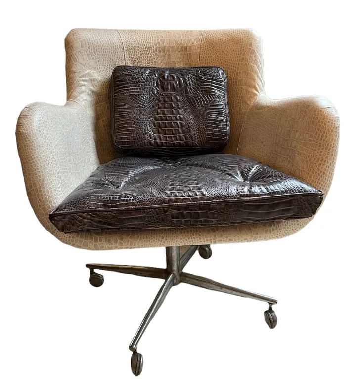 Antik-Sessel mit elegantem Design und bequemem Polster.