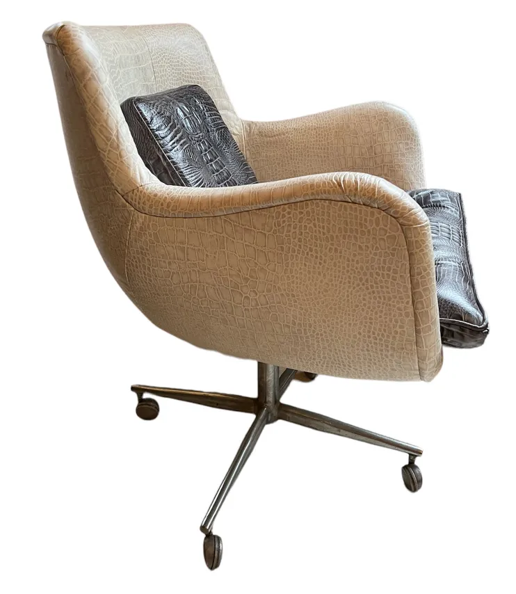 Fauteuil ancien avec roues et design élégant, parfait pour la maison.