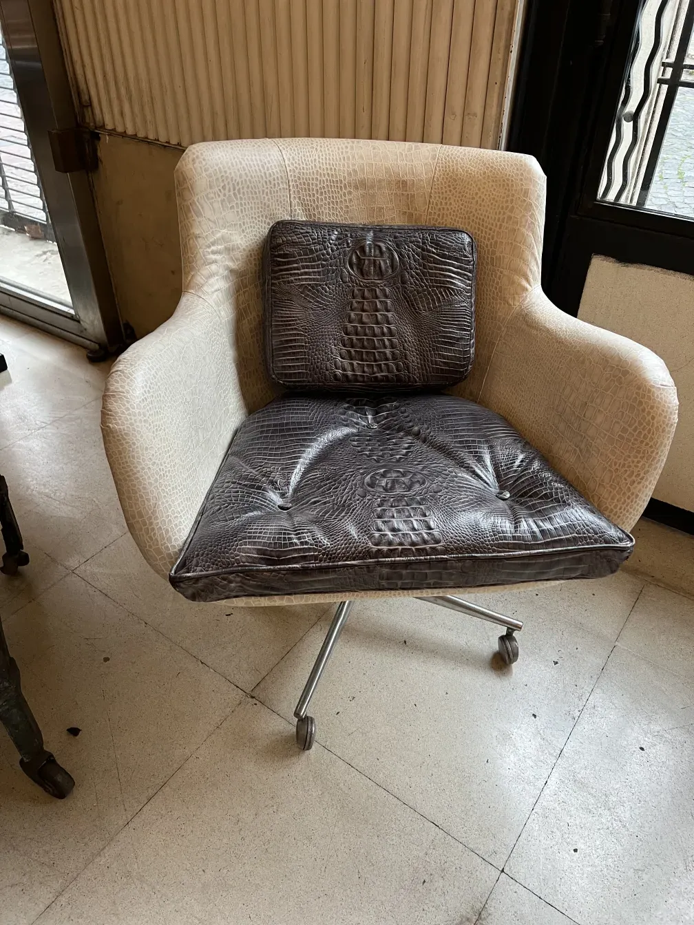 Fauteuil ancien avec coussins doux dans un cadre chaleureux