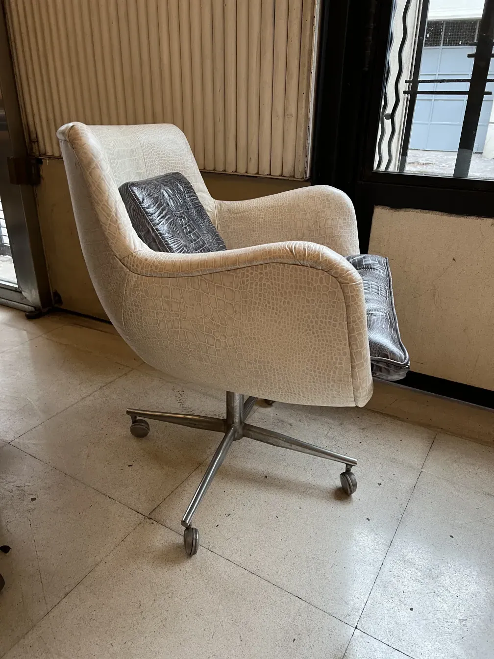 fauteuil ancien avec coussin décoratif dans un cadre classique