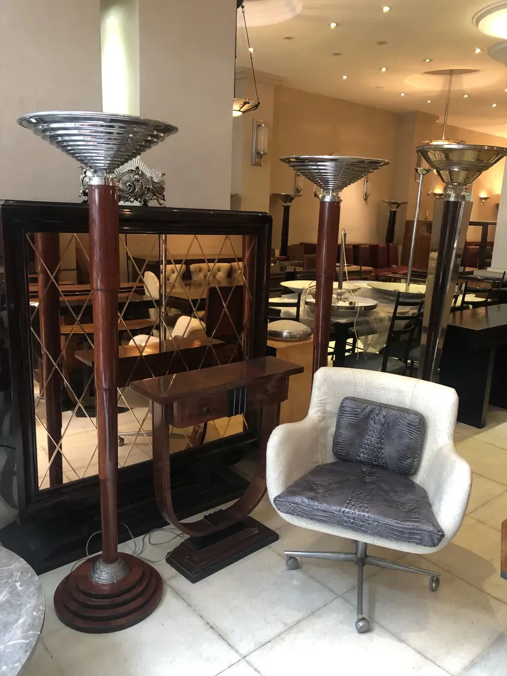 Poltrona antiga com design elegante e cor clara em ambiente contemporâneo.