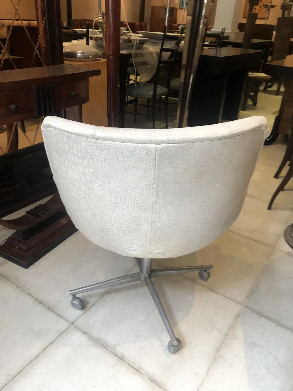 Poltrona antiga de design único em um ambiente acolhedor