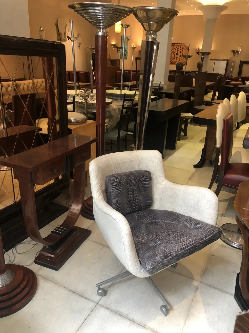 Sillón antiguo en ambiente con otras piezas de mobiliario.