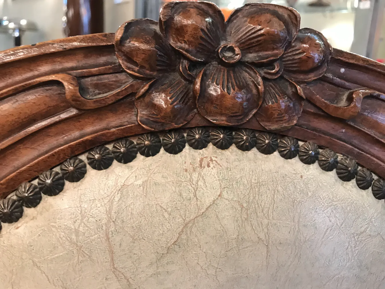 sedia antica con schienale decorato e dettagli floreali