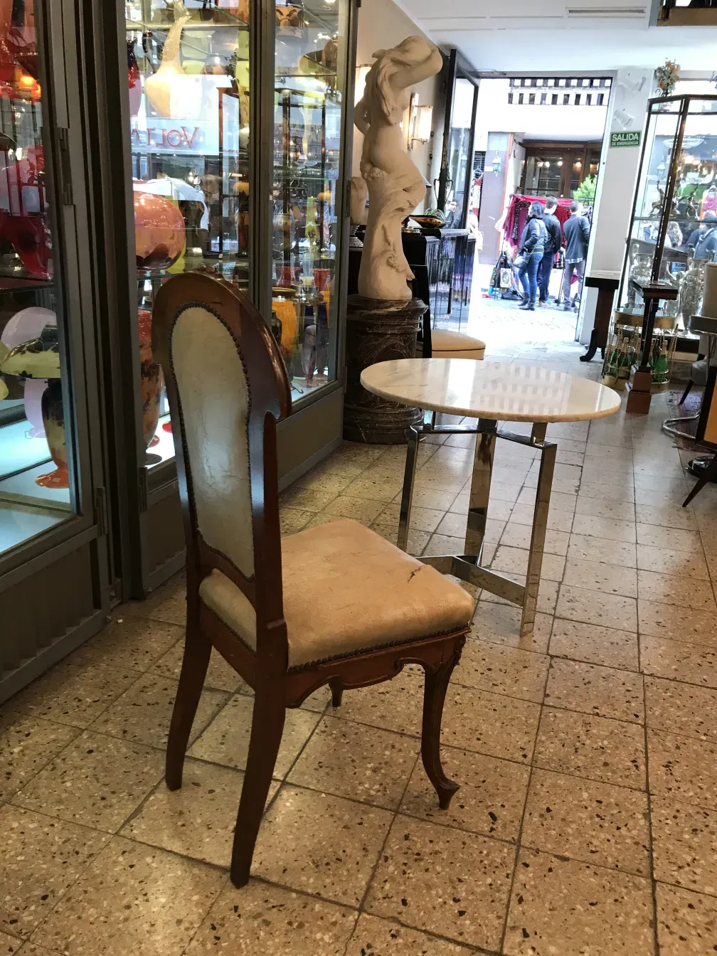 silla antigua restaurable con un diseño elegante