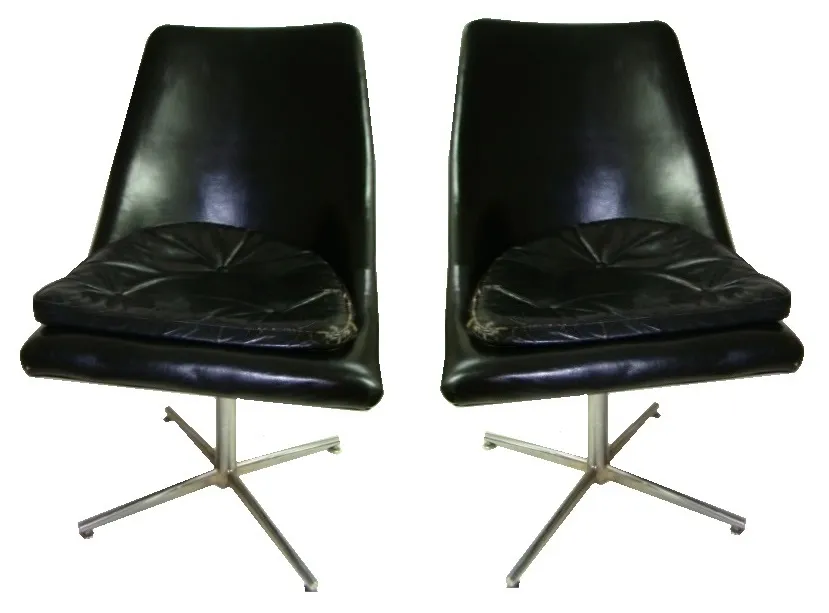 Par de cadeiras de mesa antigas com almofadas pretas