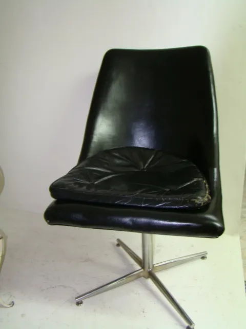 antike Schreibtischstühle mit klassischem Design, ein Stuhl mit abgenutztem Sitz