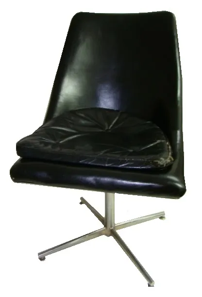 Chaises de bureau antiques avec des coussins usés, environnement neutre.