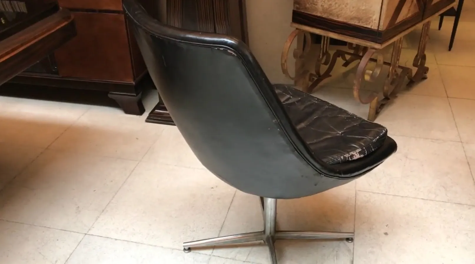 2 antike Schreibtischstühle mit geschwungenem Design in antikem Ambiente