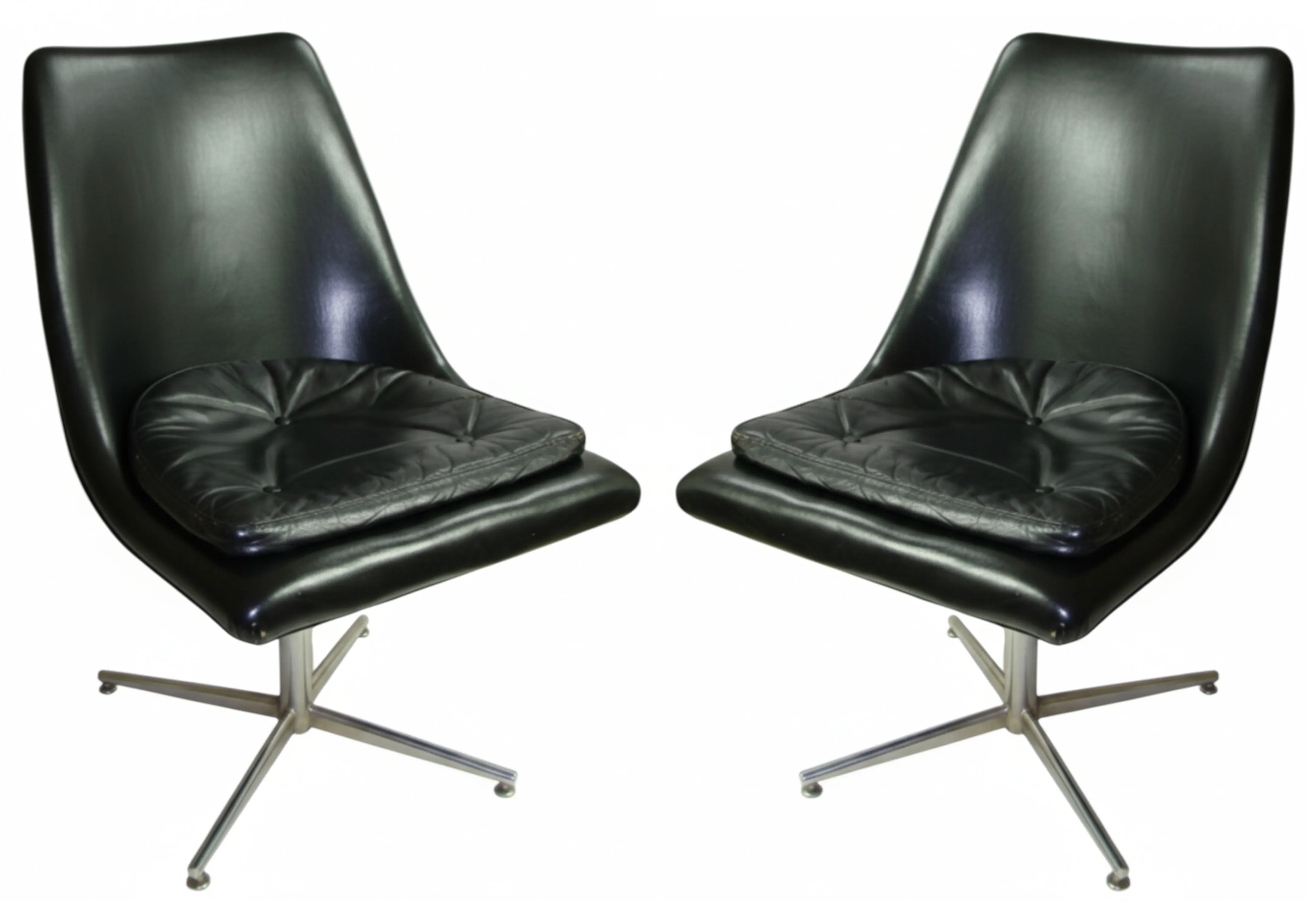 duas cadeiras de mesa antigas com almofadas pretas, fundo claro