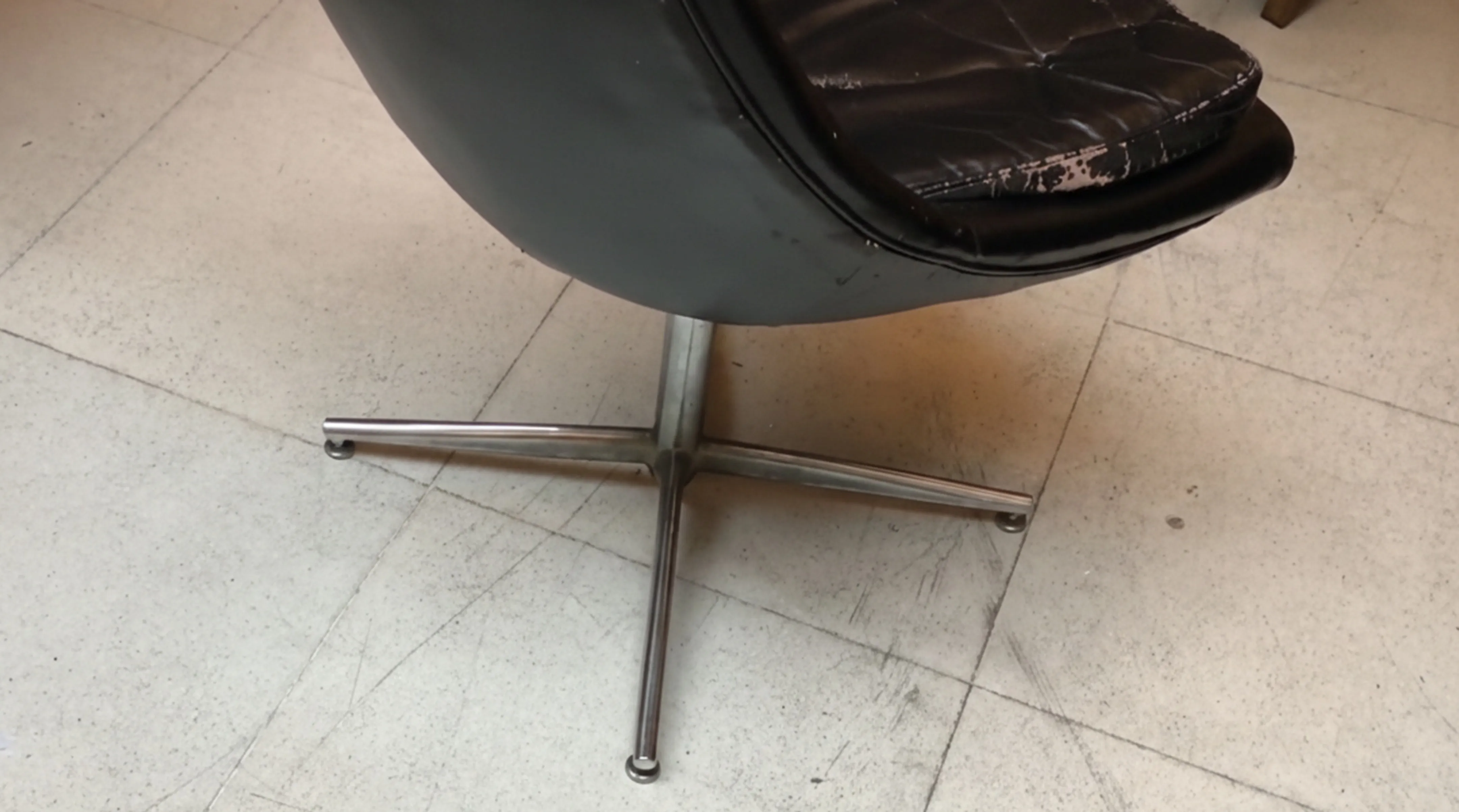 conjunto de 2 cadeiras de mesa antigas para restaurar, estilo clássico, fundo claro.