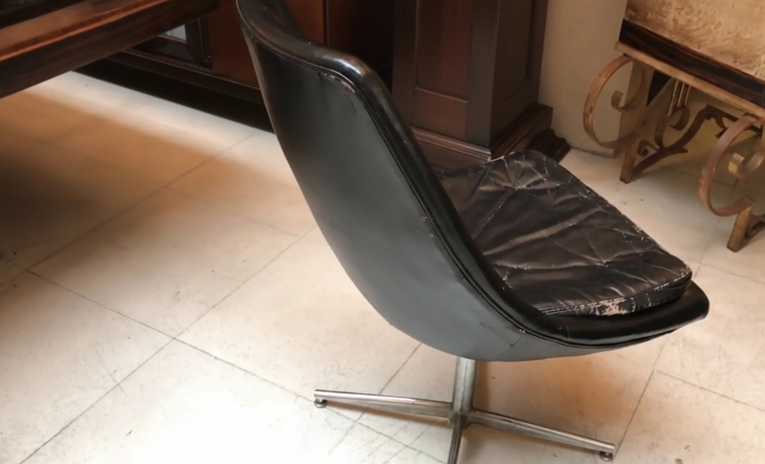 Duas cadeiras de mesa antigas em necessidade de restauração, design clássico.