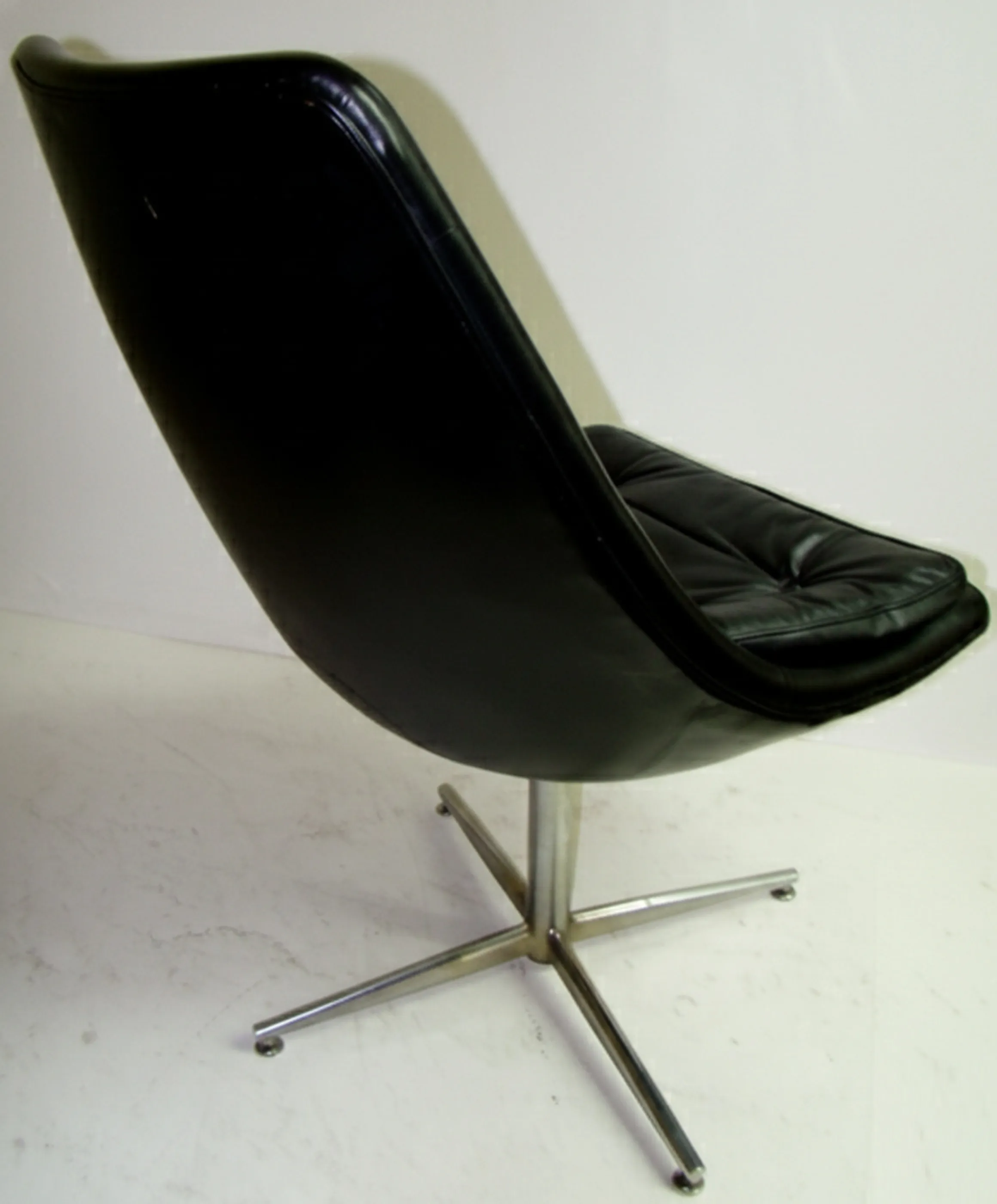 2 antike Schreibtischstühle mit elegantem Design, minimalistisches Ambiente.