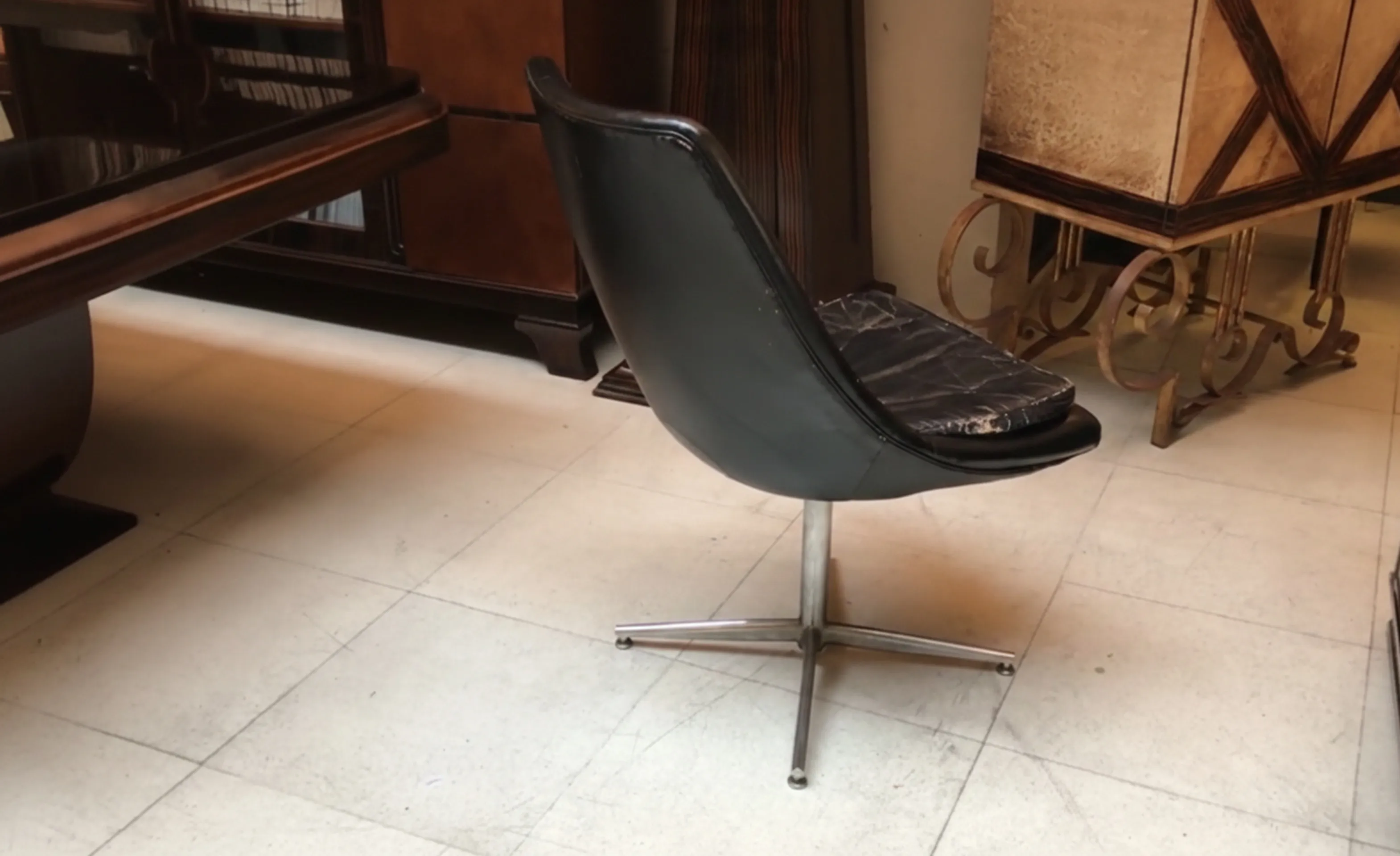 duas cadeiras de mesa antigas em um ambiente elegante