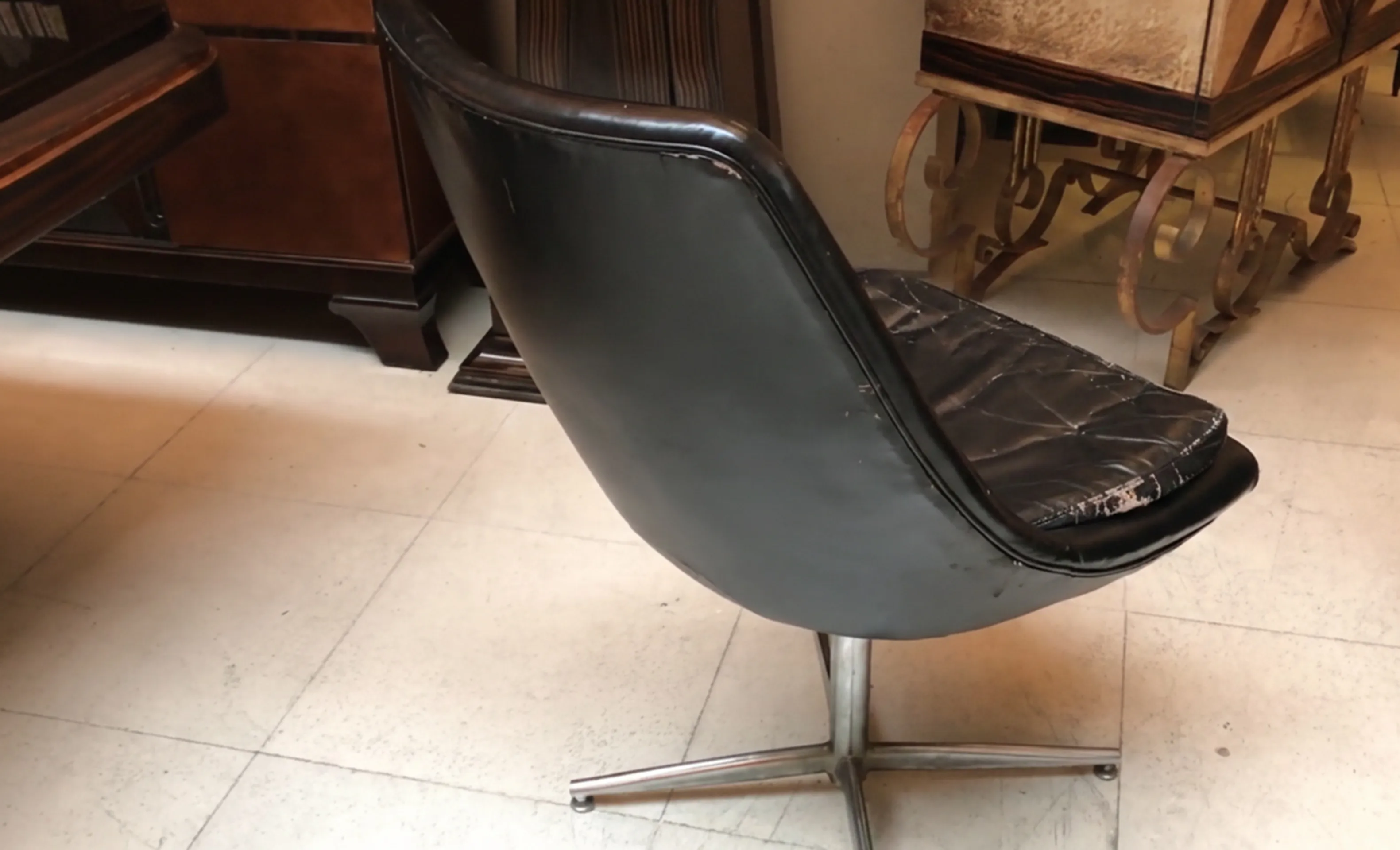 Due sedie da scrivania antiche con usura evidente, in un contesto decorativo