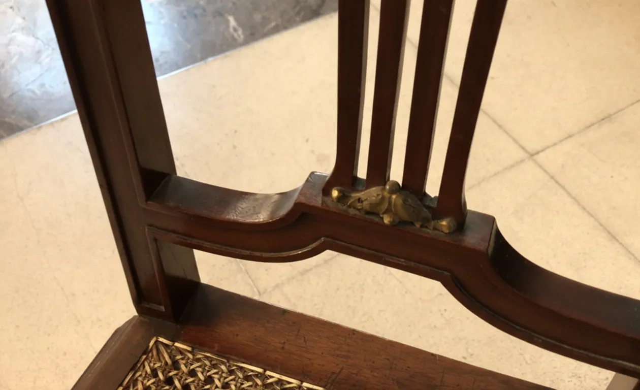 لقطة مقربة لكراسي قديمة بتفاصيل