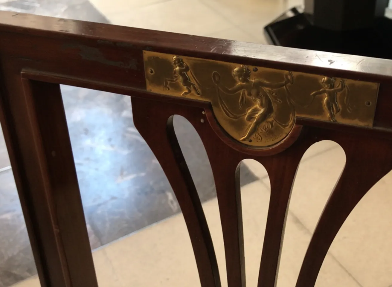 Detalhes decorativos em cadeiras antigas em ambiente neutro