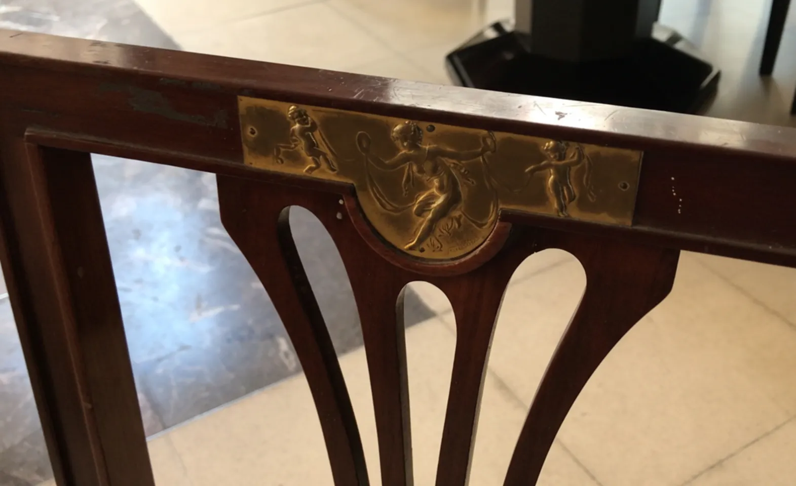 antike Details von 2 Stühlen mit ornamentaler Gestaltung