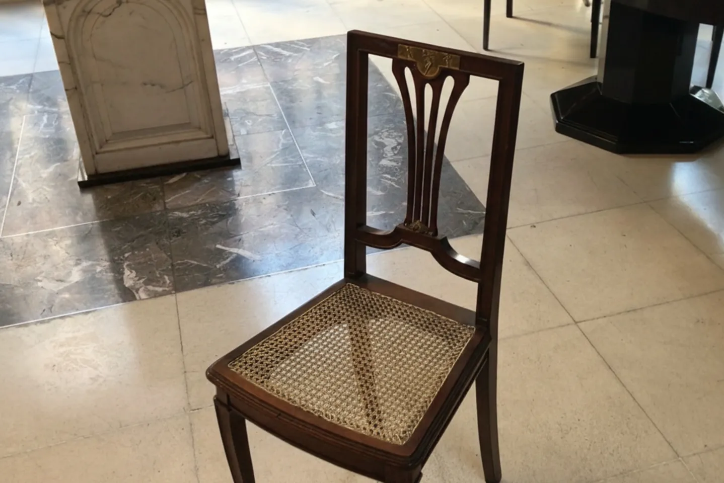 Antike Stühle mit elegantem Design von Jules Prosper Legastelois in klassischer Umgebung