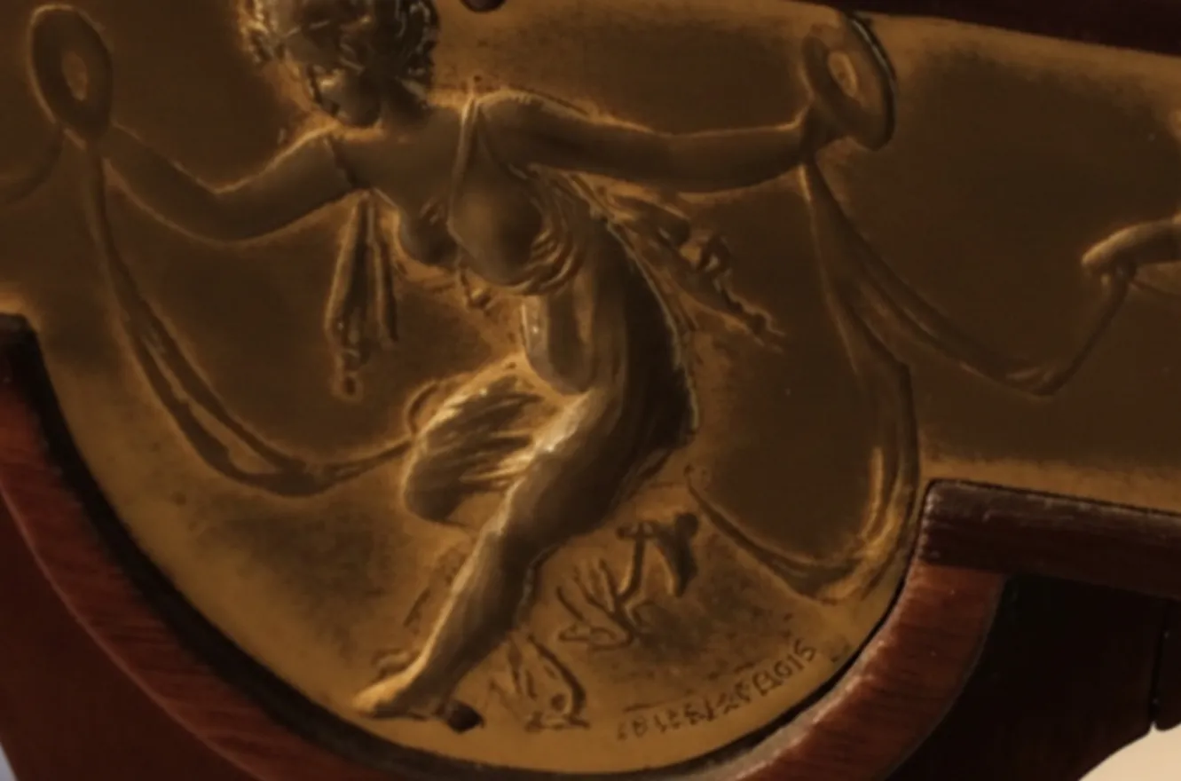 zwei antike Stühle mit dekorativem Design und Frauenfigur