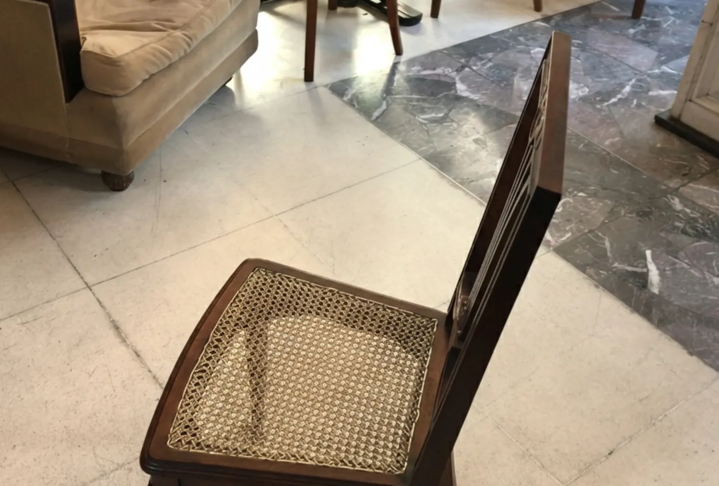 Zwei antike Stühle mit ansprechendem Design in klassischer Umgebung