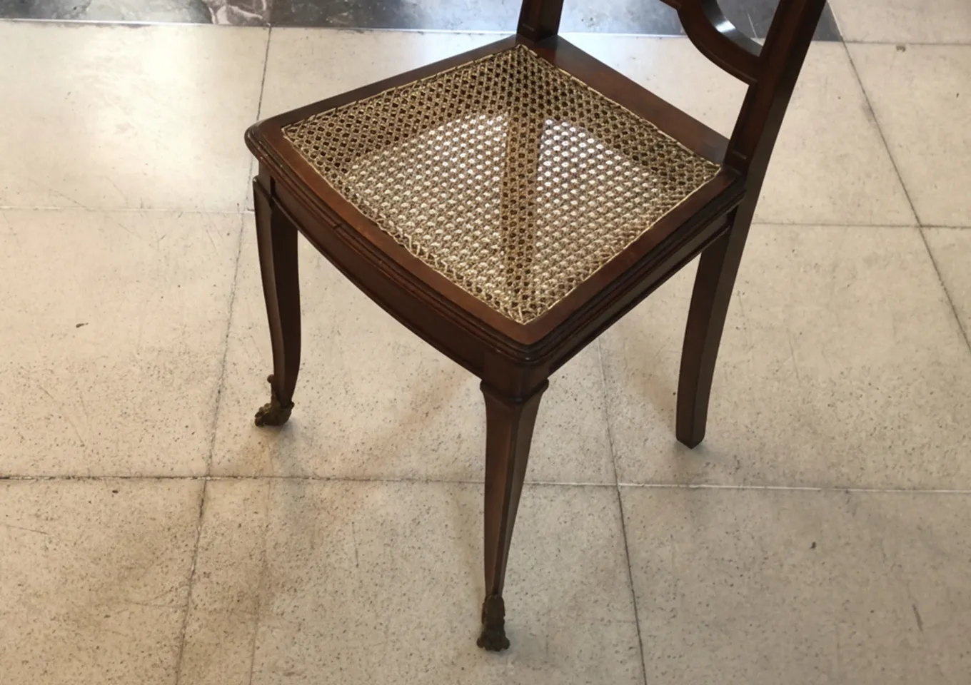 Antiguas sillas de madera con diseño elegante de Jules Prosper Legastelois.