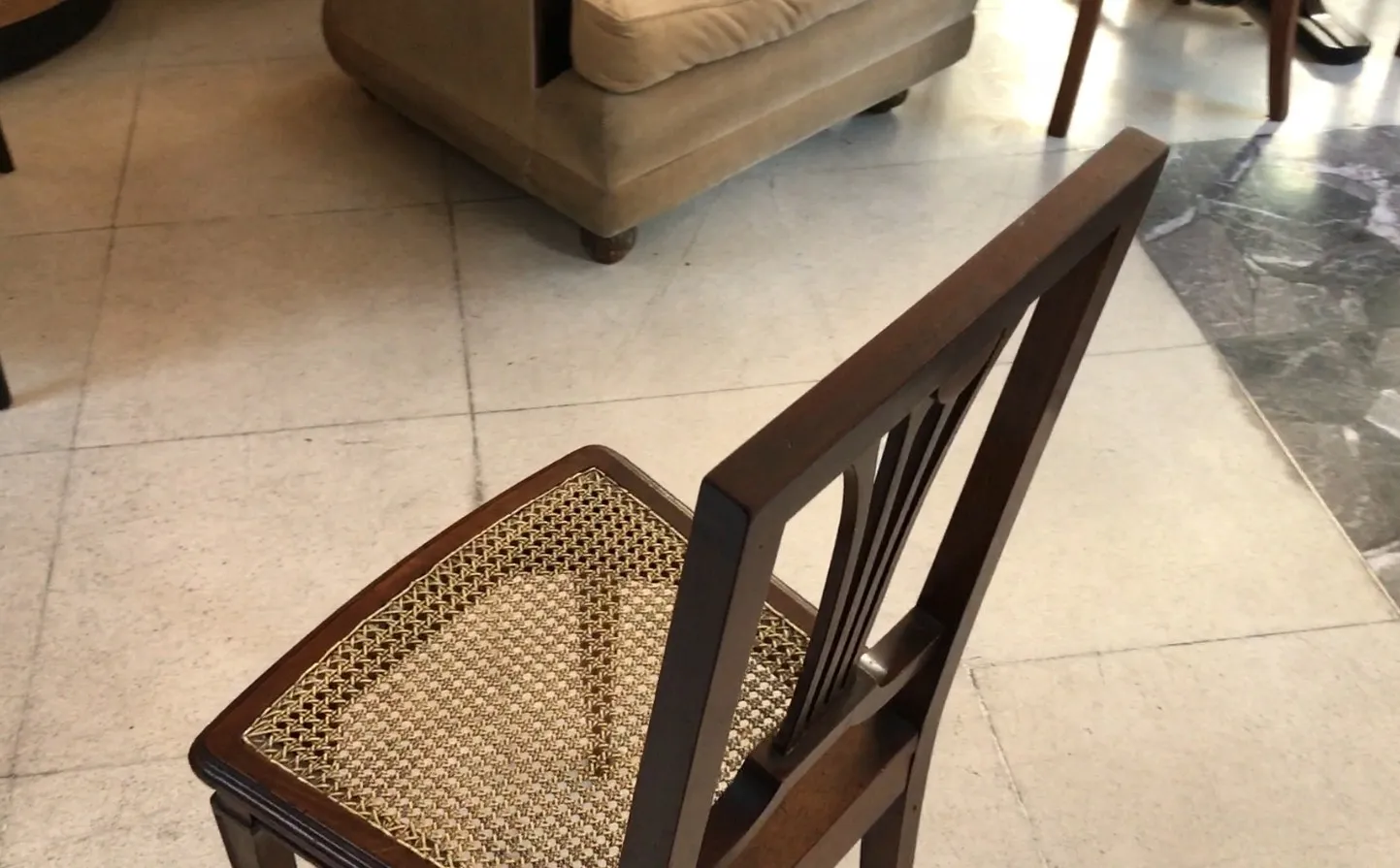 Blick auf zwei antike klassische Stühle in einem Raum