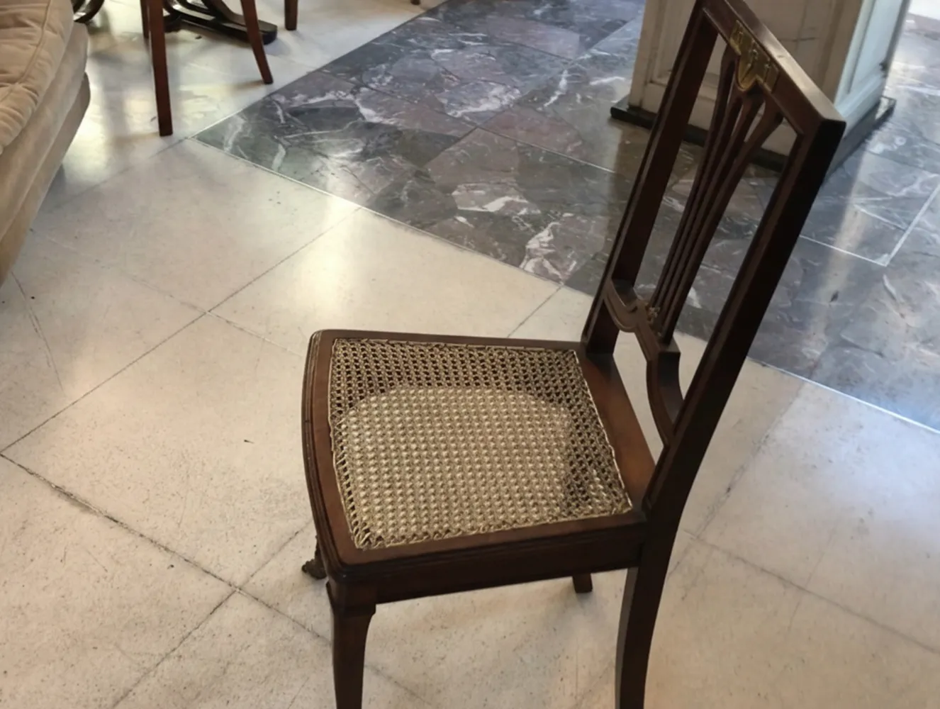 Due sedie antiche con un design elegante e uno schienale decorato