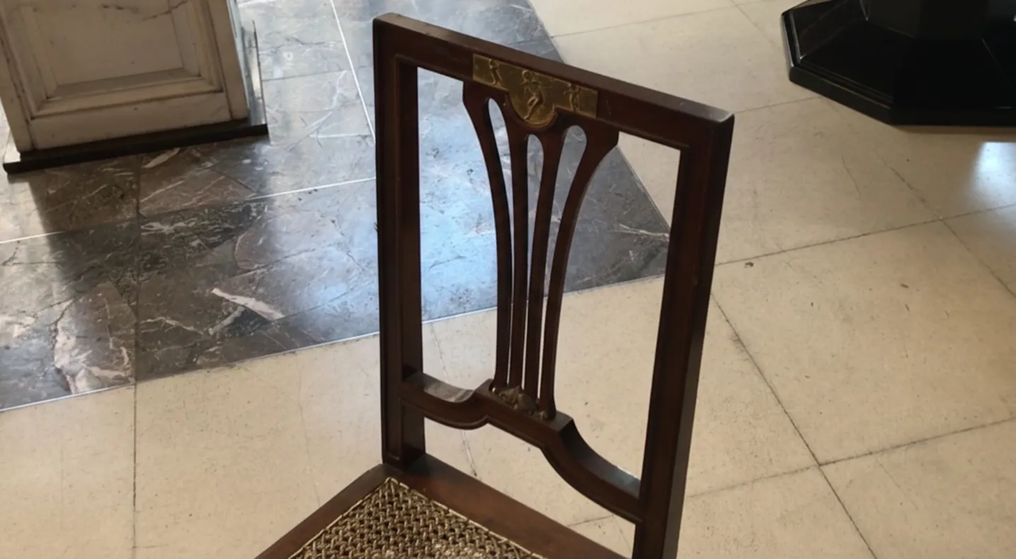 Ensemble de 2 chaises anciennes avec un dossier distinctif et des détails élégants