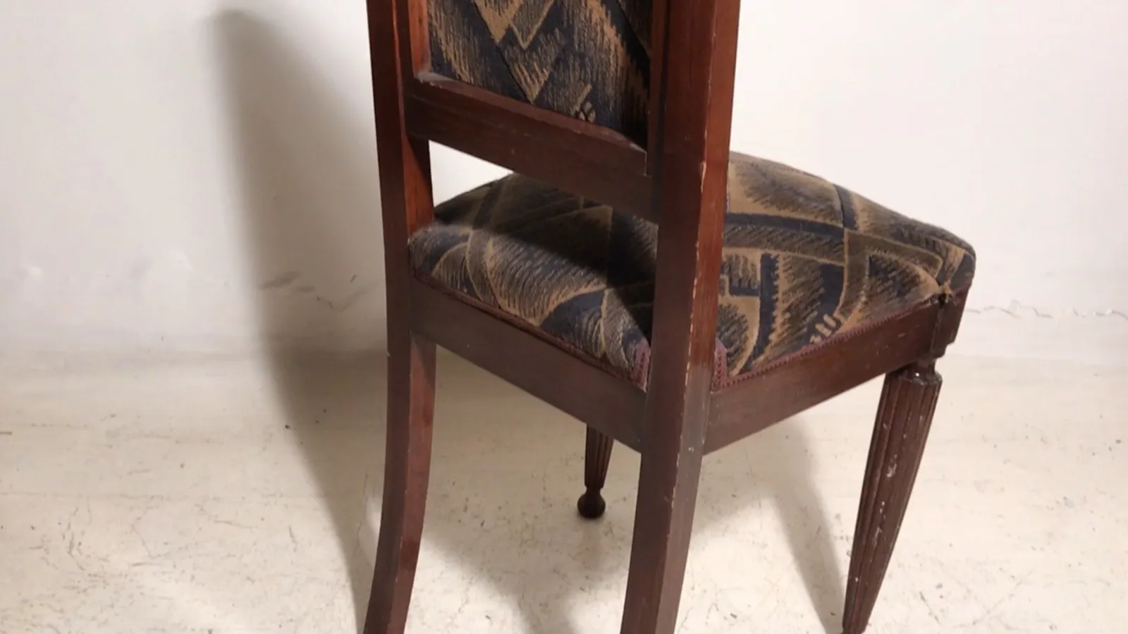 2 cadeiras antigas para restaurar com pernas esculpidas em um ambiente simples