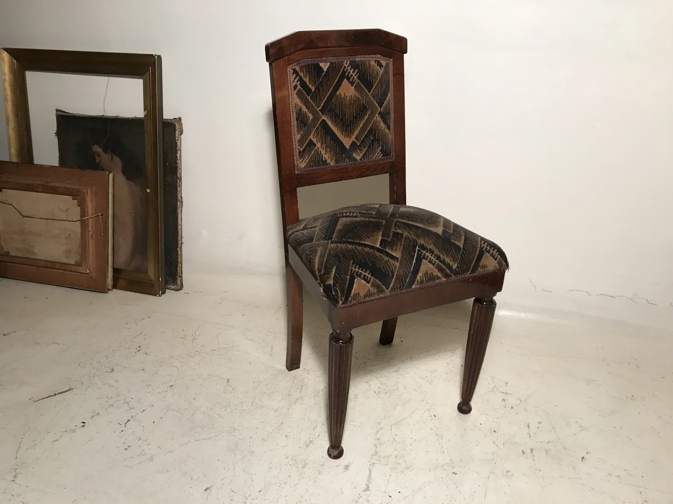 Alte Stühle mit einzigartigem Design zum Restaurieren, künstlerisches Ambiente.