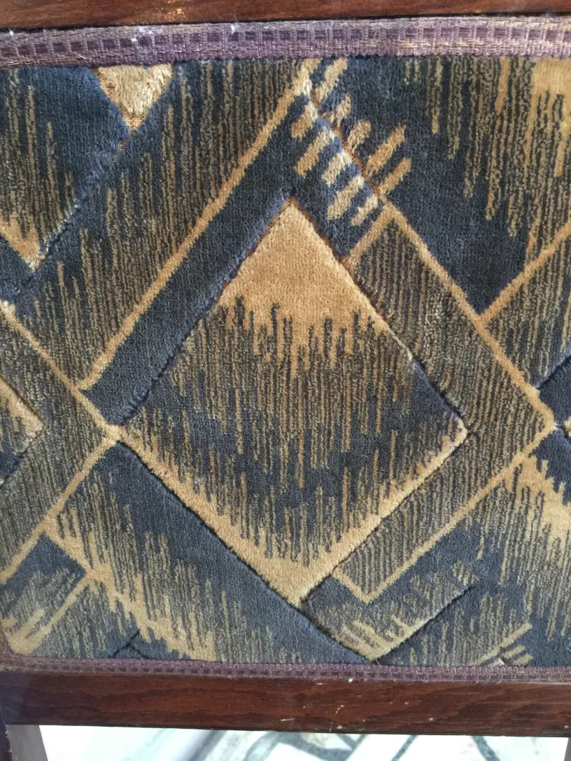 две старинные стулья в стиле арт-деко, ожидающие восстановления.