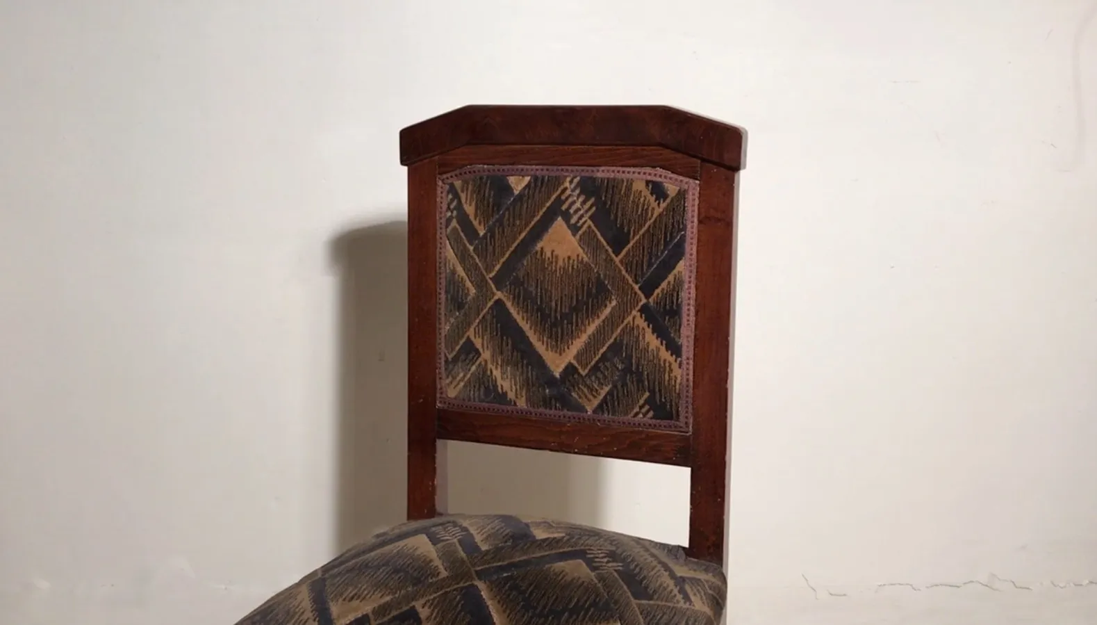 dos sillas antiguas con diseño art déco para restaurar, fondo claro.