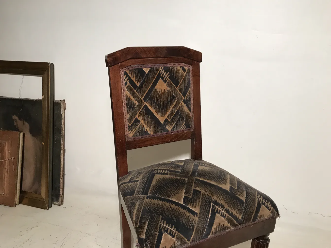 Ensemble de 2 chaises anciennes avec motif artistique à restaurer