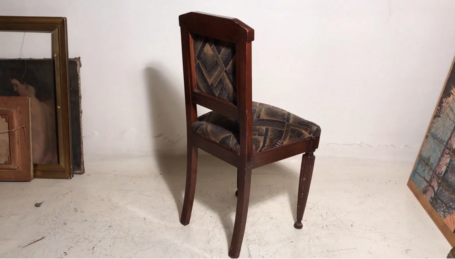 Cadeiras antigas para restaurar, com design de estampa geométrica