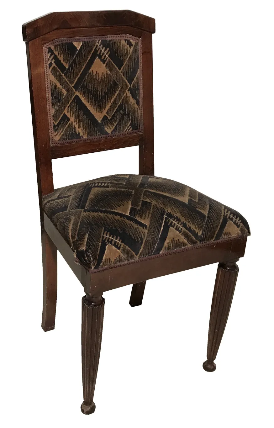 2 sedie con schienali decorati e gambe eleganti, necessaria restaurazione.