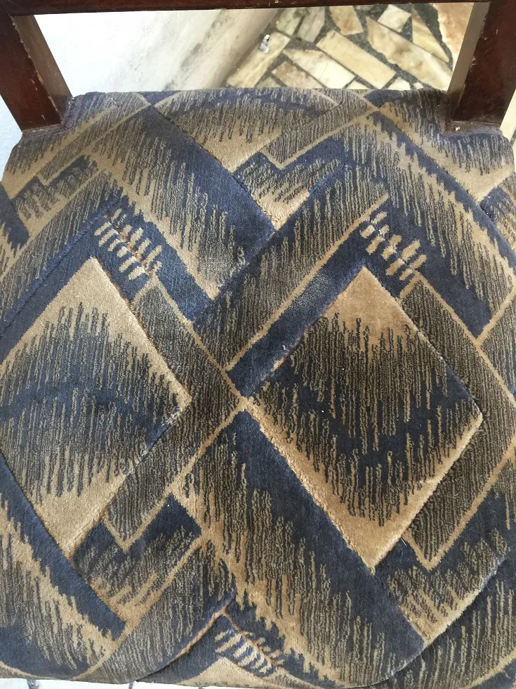 Due sedie antiche Art Deco con motivi geometrici in un ambiente classico.