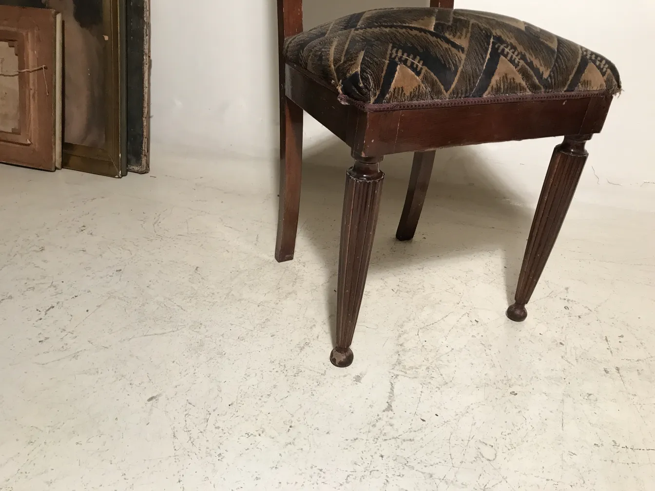 Vue de deux chaises antiques avec des coussins décoratifs, fond neutre