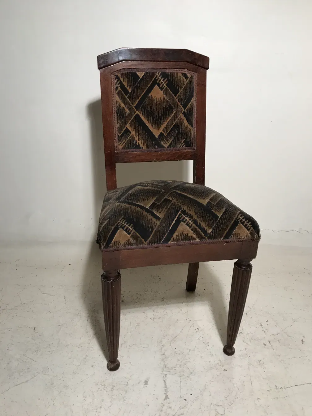 Cadeiras antigas com desenhos decorativos no encosto e assento