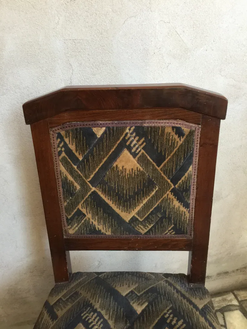 2 sedie con design art deco, sfondo chiaro, ambiente rustico.