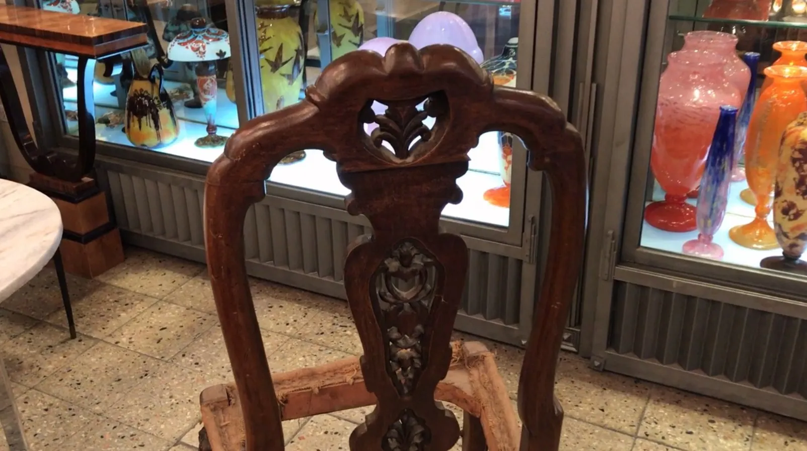 deux chaises anciennes avec des détails décoratifs