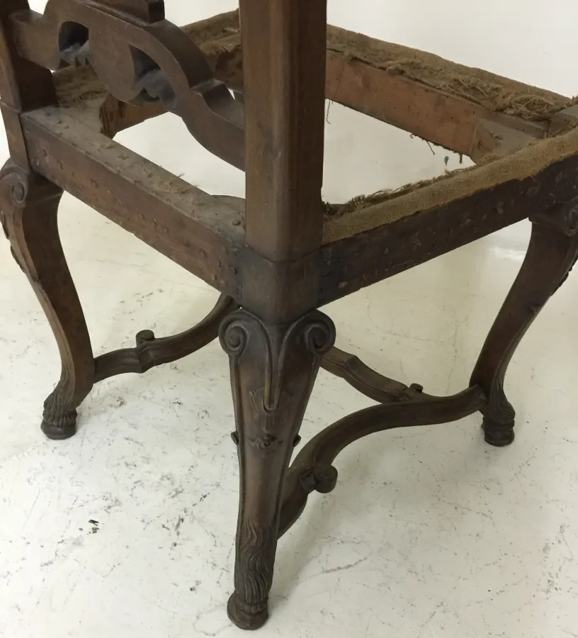 due sedie antiche con struttura visibile, ideali per restauro