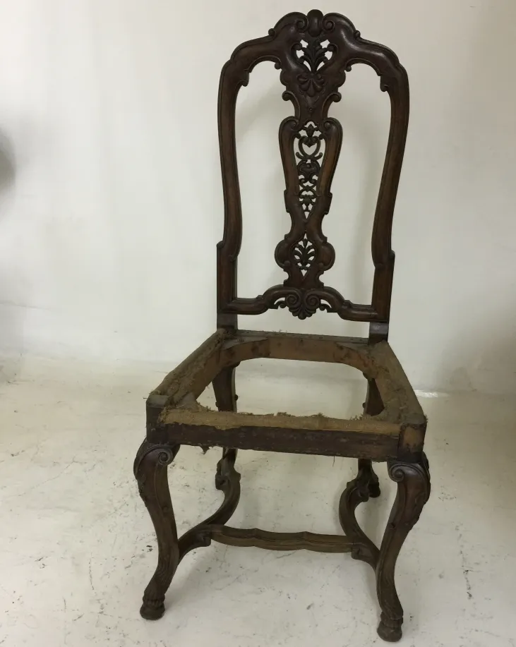 2 sillas antiguas para restaurar con diseño detallado y decorativo