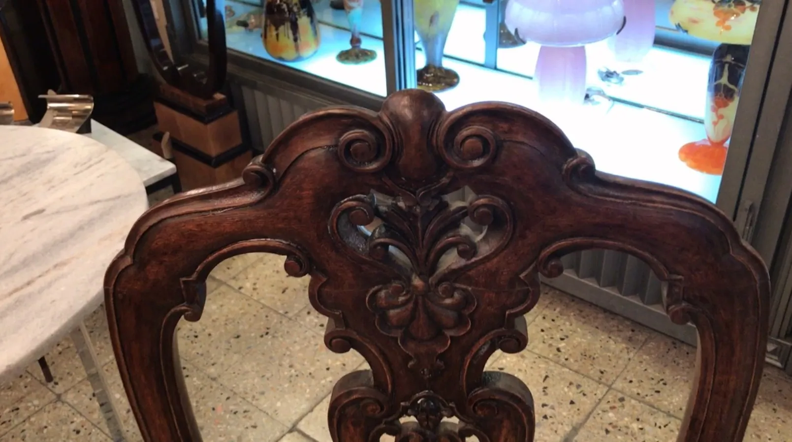 deux chaises anciennes avec des motifs décoratifs dans un cadre accueillant