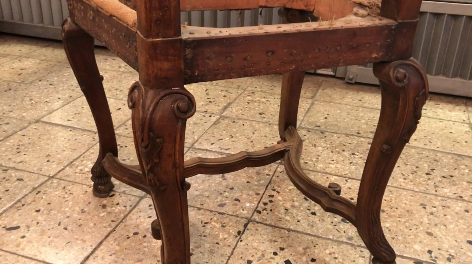 due sedie antiche con design classico in un contesto di restauro