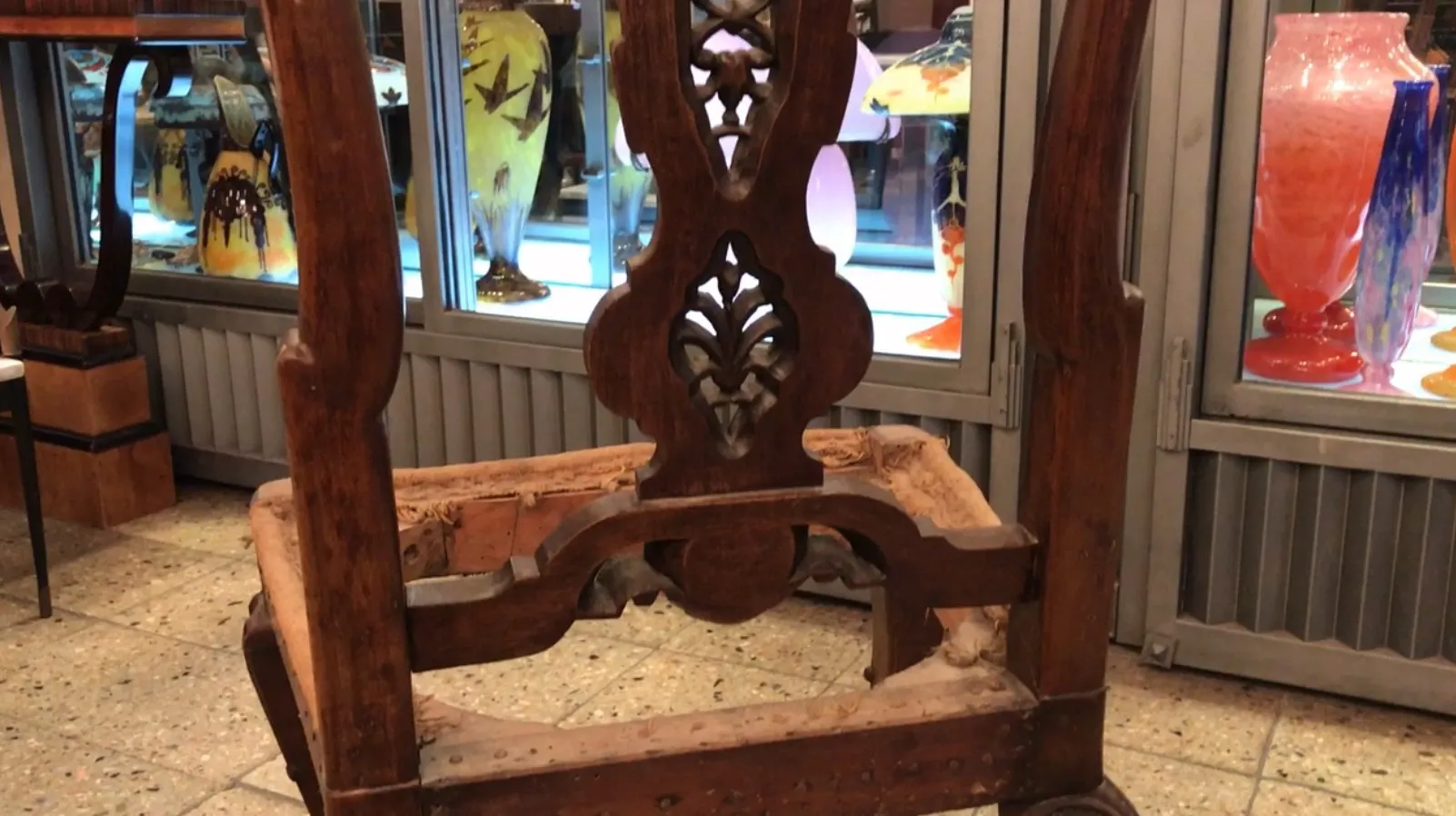 due sedie antiche da restaurare, decorate in un ambiente caldo