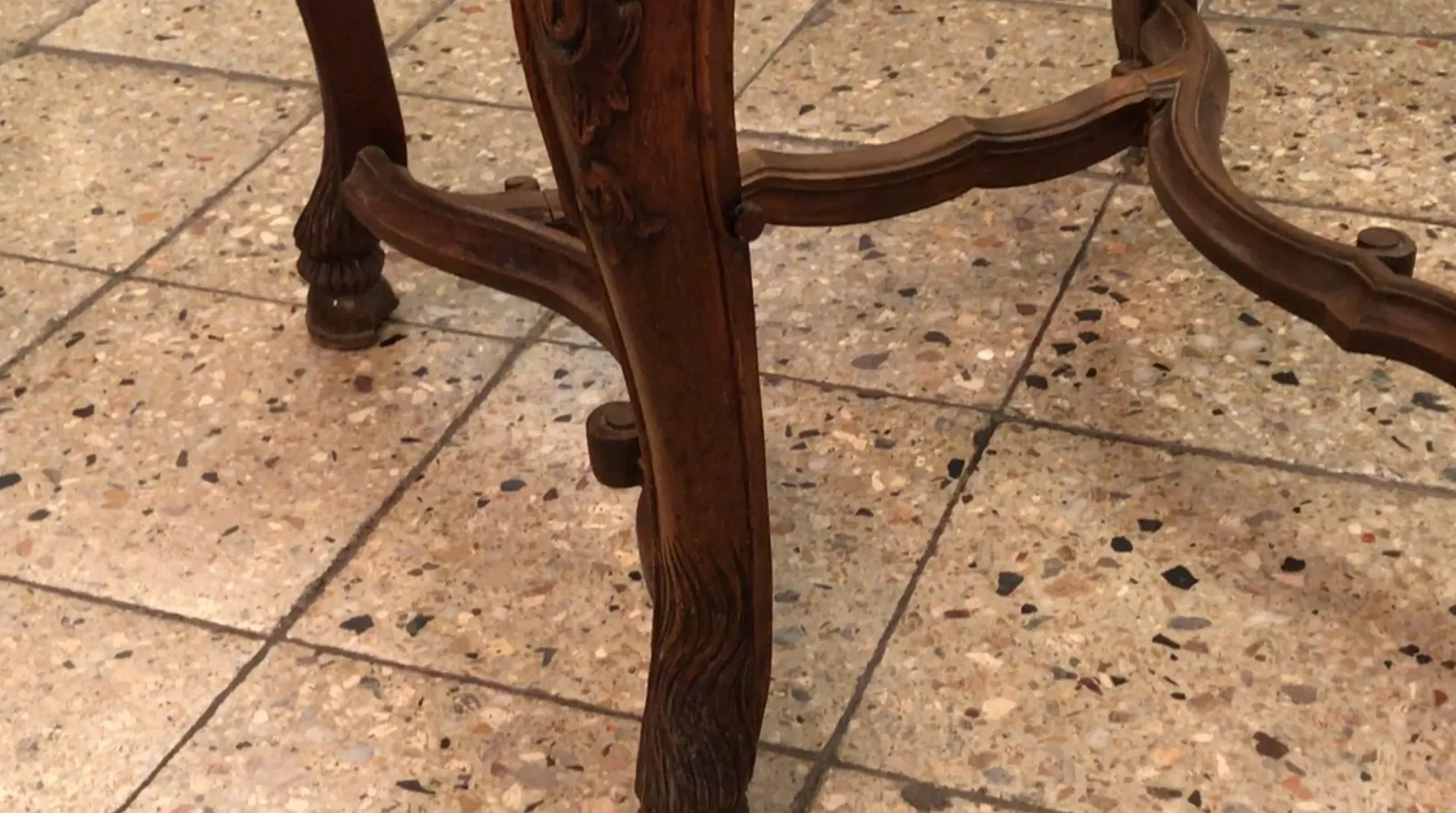 2 sedie antiche con dettagli decorativi, perfette per la restaurazione in un ambiente classico