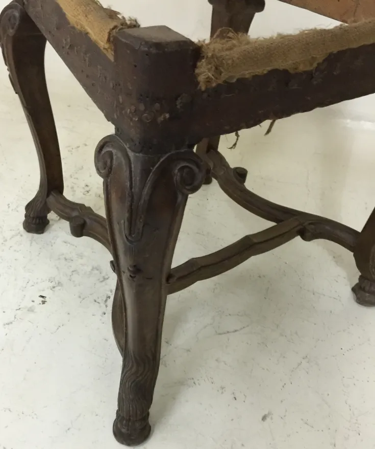 Sedie antiche con struttura usurata in un ambiente luminoso