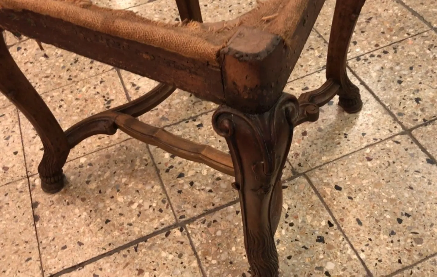 detalle de dos sillas antiguas, ambiente clásico