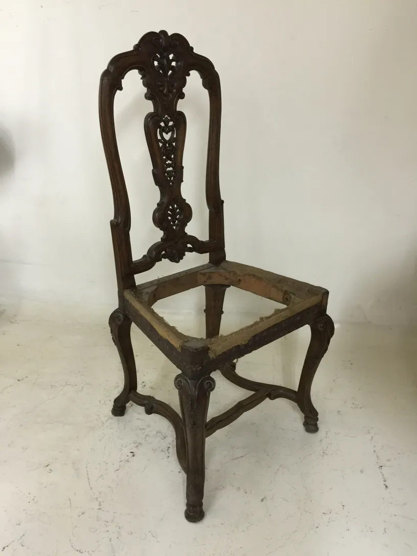 deux chaises anciennes sur un fond clair, à restaurer